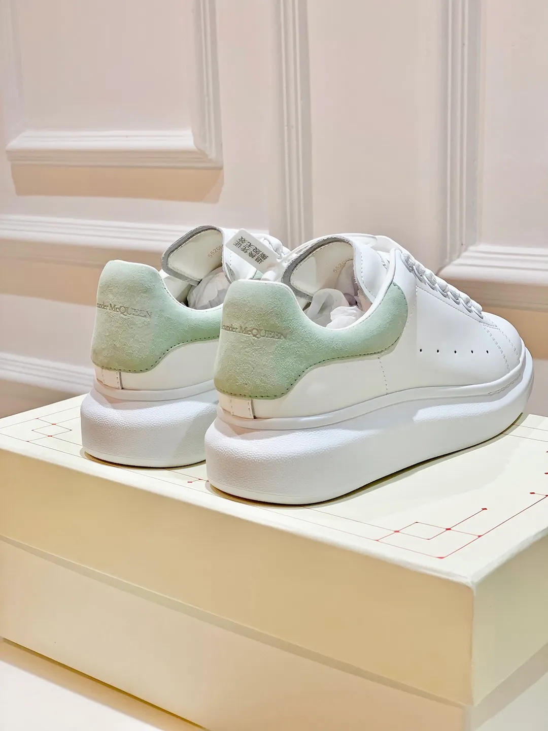 👟👟Ex-factory price 560👟👟 𝐀𝐥𝐞𝐱𝐚𝐧𝐝𝐞𝐫 𝐌𝐜𝐐𝐮𝐞𝐞𝐧A must-have for going out ~ full of confidence. McQueen white shoes are versatile and can instantly elongate your proportions. The long legs that fill the screen make you confident, sweet and cool, and can be controlled by both male and female gods, making you look better as you wear them. ⭐Shoe upper material: first-layer cowhide ⭐Shoe lining material: sheepskin ⭐Available sizes: 35-40, male 39-45 (female 40, male 45 customized)